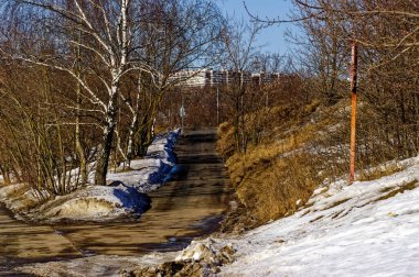 Kışın göletin yanında asfalt yol var.
