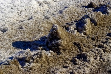 Parlak güneşte kirli kar yığını, kış