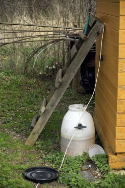 Bahçe malzemeleri duvarın yanında duruyor.