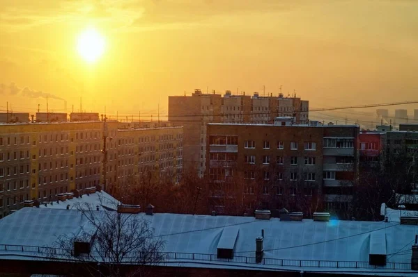 Світло Заходу Сонця Над Будинками Взимку — стокове фото