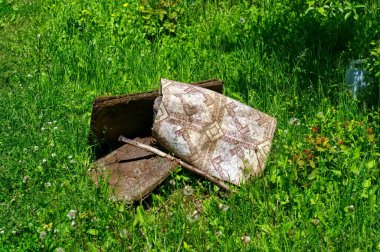 İnşaat enkazı yazın bahçede yatıyor.