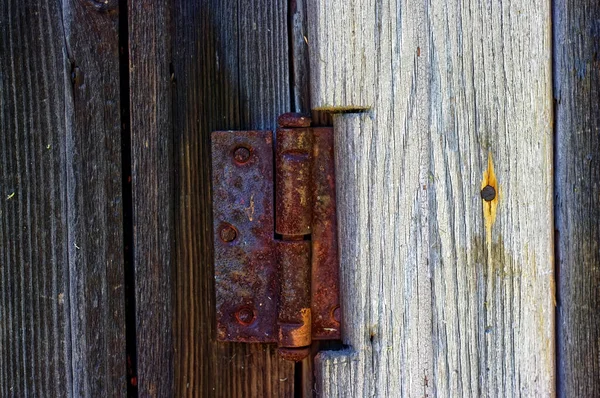 納屋の錆びたドアのヒンジ夏には — ストック写真