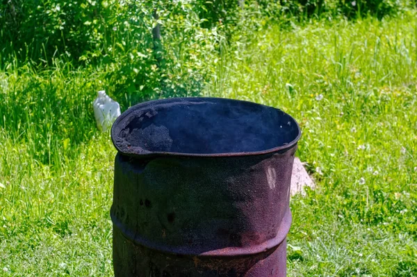 Baril Fer Pour Brûler Les Ordures Dans Jardin Été — Photo