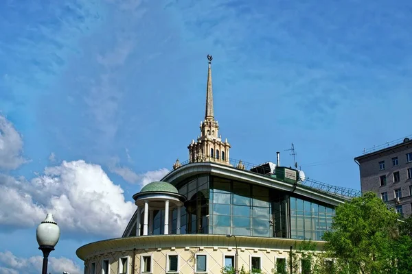现代建筑后面的历史建筑 莫斯科 — 图库照片