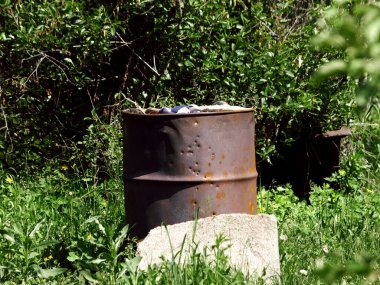 Yazın bahçede çöp yakmak için kullanılan demir fıçı.