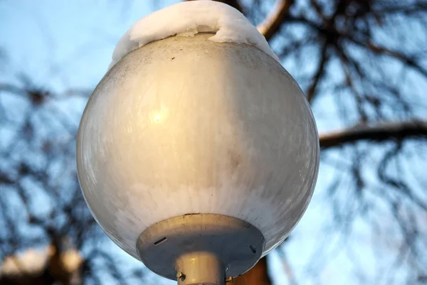 Kerek Utcai Lámpa Parkban Nap Folyamán Télen — Stock Fotó