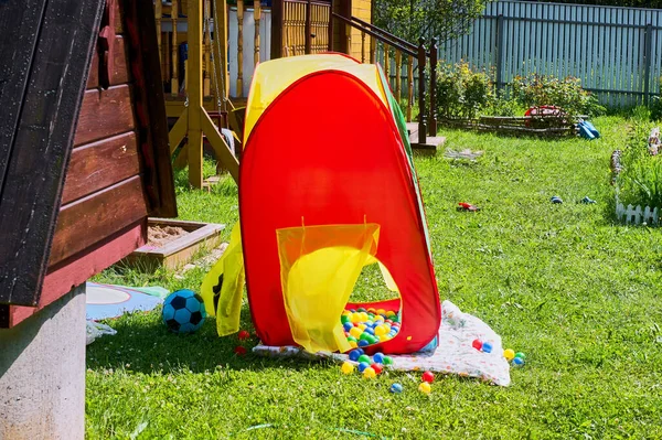 Yazın Bahçedeki Renkli Çocuk Çadırı — Stok fotoğraf