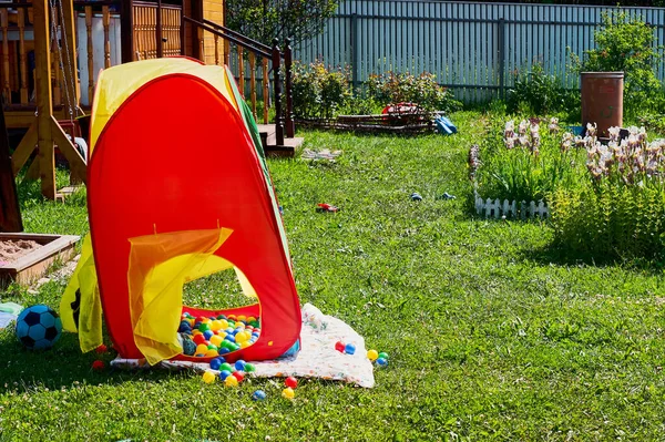 Yazın Bahçedeki Renkli Çocuk Çadırı — Stok fotoğraf