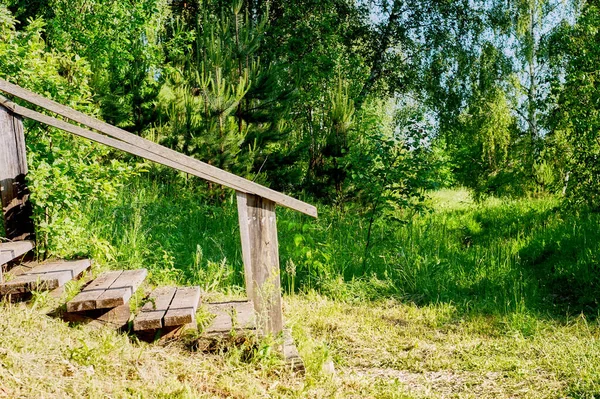 Schody Drewniane Brzegu Rzeki Latem — Zdjęcie stockowe