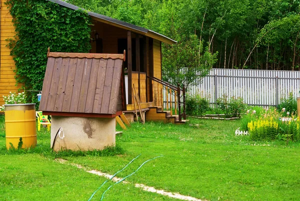 Bien Con Techo Madera Jardín Verano — Foto de Stock