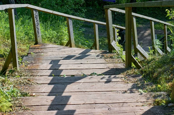 川岸の木製の階段で夏には — ストック写真