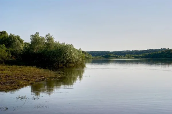 Brzegu Rzeki Pogodny Dzień Lecie — Zdjęcie stockowe
