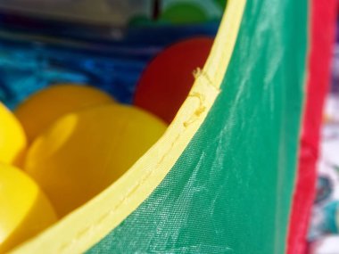 Renkli plastik toplar bir kutunun içinde, makro
