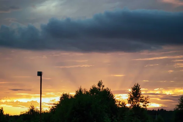 Μαύρα Σύννεφα Στο Ηλιοβασίλεμα Στην Ύπαιθρο Καλοκαίρι — Φωτογραφία Αρχείου