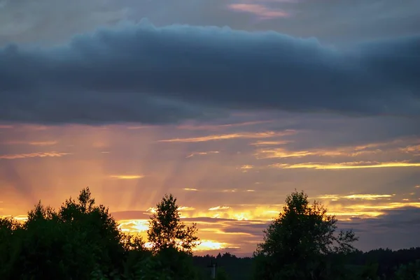 Dunkle Wolken Bei Sonnenuntergang Der Landschaft Sommer — Stockfoto