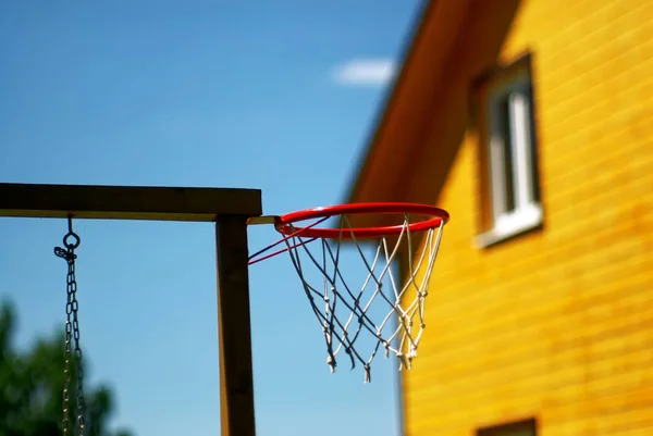 Баскетбольное Кольцо Рядом Деревенским Домом Летом — стоковое фото