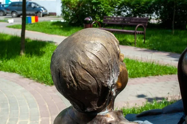 Bronzestatue Eines Kindes Park Sommer — Stockfoto