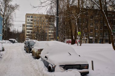 Şiddetli kar yağışından sonra parlak güneşli bir gün, Moskova