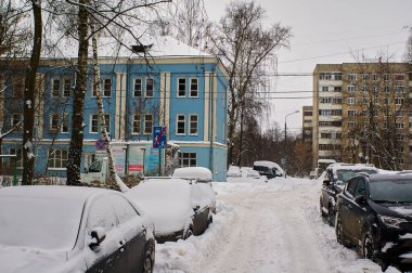 Şiddetli kar yağışından sonra parlak güneşli bir gün, Moskova