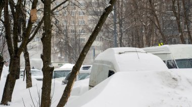 Şiddetli kar yağışından sonra parlak güneşli bir gün, Moskova