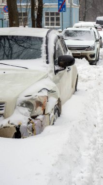 Şiddetli kar yağışından sonra parlak güneşli bir gün, Moskova