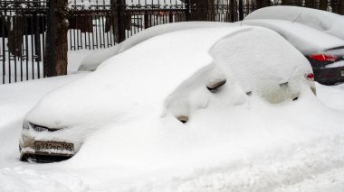 Şiddetli kar yağışından sonra parlak güneşli bir gün, Moskova