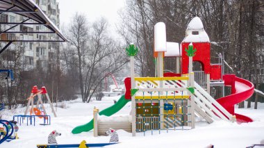 Şiddetli kar yağışı sonrası çocuk parkı, Moskova