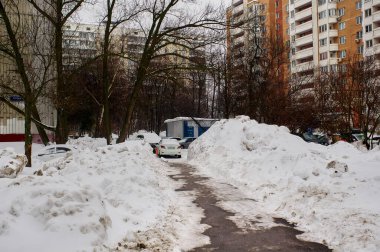 Şiddetli kar yağışından sonra parlak güneşli bir gün, Moskova