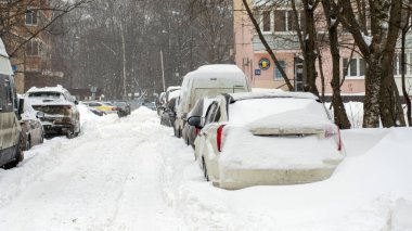 Şiddetli kar yağışından sonra parlak güneşli bir gün, Moskova