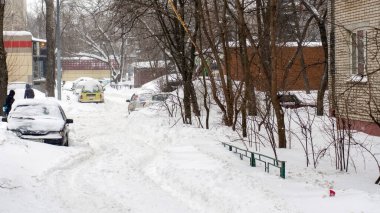 Şiddetli kar yağışından sonra parlak güneşli bir gün, Moskova