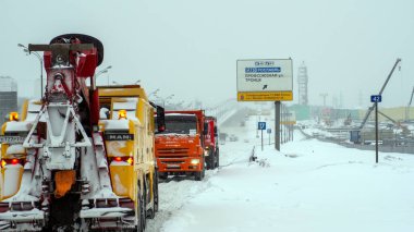 Şiddetli kar yağışından sonra parlak güneşli bir gün, Moskova