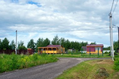 Küçük bir köyde, baharda bulutlu bir gün.