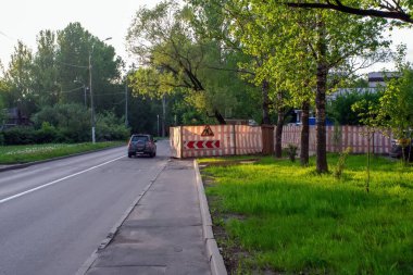 İlkbaharda Moskova 'da otoyolda onarım