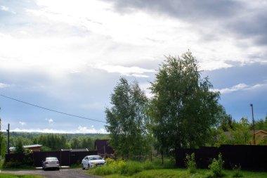 Küçük bir köyde, baharda bulutlu bir gün.