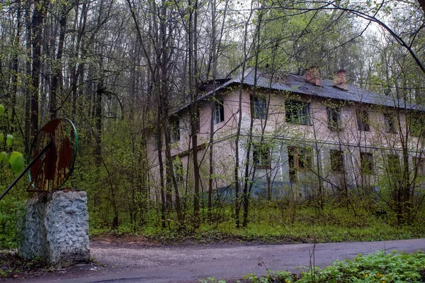 Verlassenes Zweistöckiges Haus Wald Frühjahr — Stockfoto