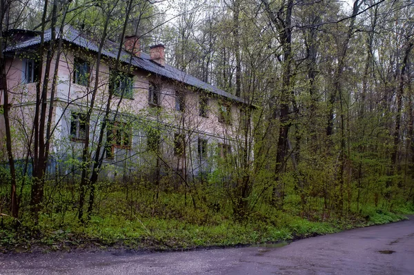 Opuštěný Dvoupodlažní Dům Lese Jaře — Stock fotografie