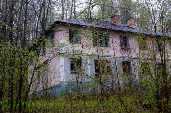 Verlassenes Zweistöckiges Haus Wald Frühjahr — Stockfoto