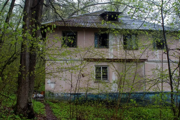 Verlassenes Zweistöckiges Haus Wald Frühjahr — Stockfoto