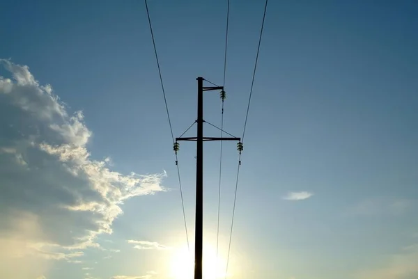 Pólus Nagyfeszültségű Elektromos Vezetékekkel Nyáron — Stock Fotó