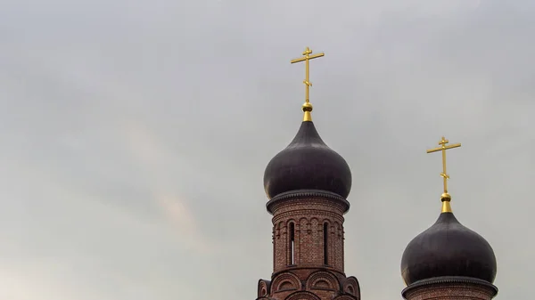 Cruzes Nas Cúpulas Igreja Ortodoxa Contra Pano Fundo Céu Nublado — Fotografia de Stock