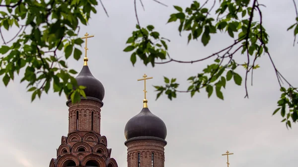 Cruzes Nas Cúpulas Igreja Ortodoxa Contra Pano Fundo Céu Nublado — Fotografia de Stock