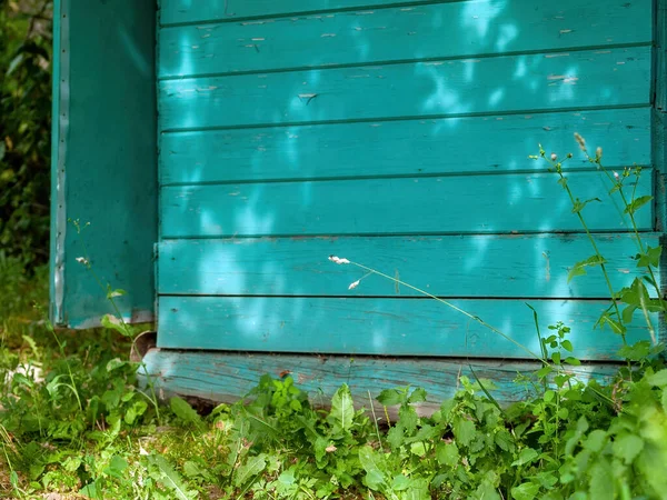 Mały Budynek Ogrodzie Latem — Zdjęcie stockowe