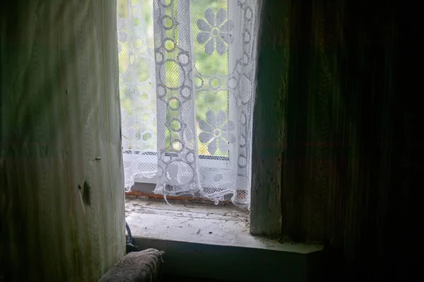 Cortinas Janela Uma Antiga Casa Rural Rússia — Fotografia de Stock