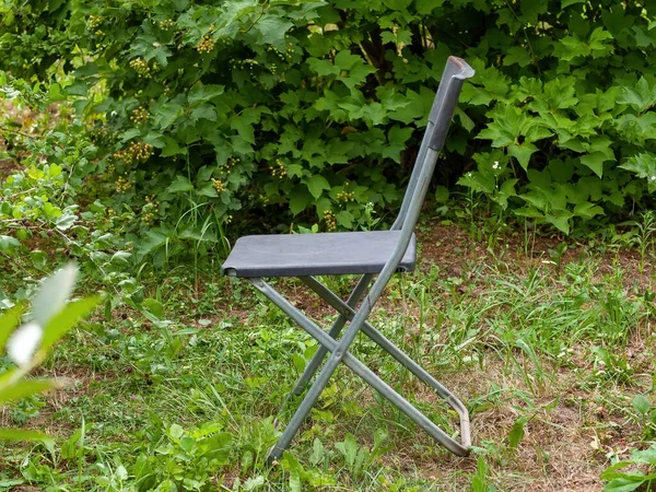 Składane Krzesło Ogrodzie Latem — Zdjęcie stockowe