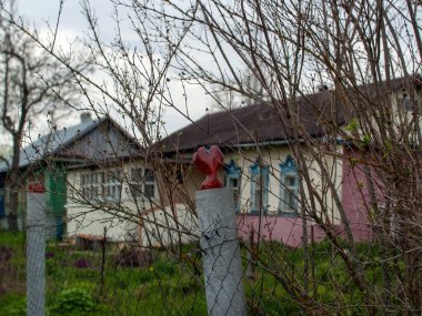 İlkbaharda köyde çit direkleri var.