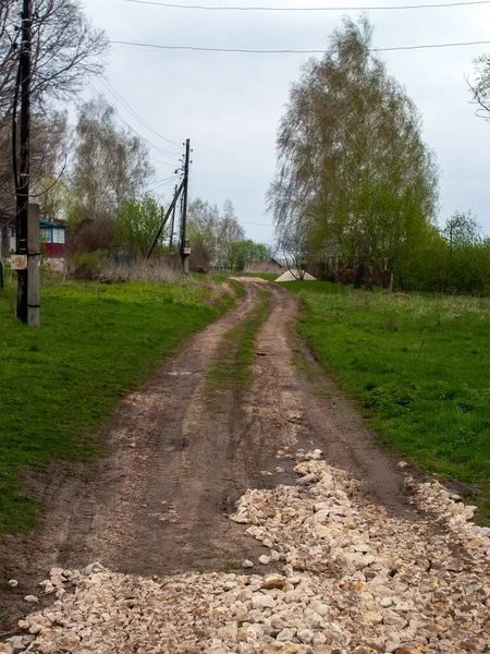 Een Weg Van Stenen Puin Door Het Dorp Het Voorjaar — Stockfoto