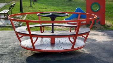 Çocuk salıncağı. İlkbaharda, sitede hayvan şeklinde.