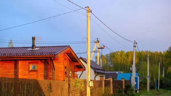 夕方の素朴な木造住宅春 — ストック写真