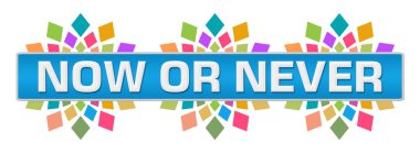 Ya şimdi ya da asla mavi renkli arkaplan üzerine yazılmış metin.