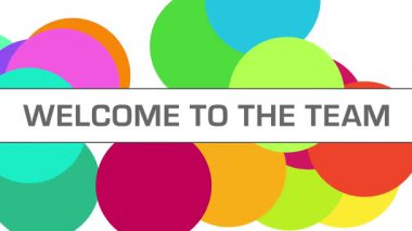 Renkli animasyon arkaplanı üzerine yazılmış Takım metnine Hoşgeldiniz.